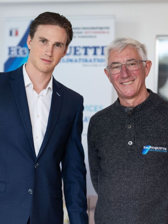 🏅 Vincent Henry – 31 ans d’ancienneté ! 🥳

Aujourd’hui, nous mettons à l’honneur Vincent Henry, notre responsable technique export, avec 31 ans d’expérience au sein de Picquette ! 💪

Vincent Henry c’est :

🔹 Un expert du refroidissement, capable de gérer des projets de toutes dimensions, du plus simple au plus complexe.
🔹 Un professionnel passionné, toujours prêt à accompagner nos clients avec bienveillance et expertise.
🔹 Un esprit fidèle, qui a grandi avec l’entreprise et fait partie de la famille Picquette.

💬 Les mots de Vincent :
« Si j’avais fait un pari il y a trente-cinq ans, j’aurais perdu. Moi, jeune vagabond dans l’âme, j’avais dit à mon épouse : « Six mois, on fait des sous et on repart. »
Ignorant que j’étais… Quand on arrive dans une entreprise familiale, il y a « famille », mais aussi « accueil », « bien-être » et « confort ».
— « Aller Véronique, je fais encore une année et on repart » puis deux, puis trois...
Un enfant qui arrive, Nicolas.
— « Ah, on est pas mal ici. »
Aujourd’hui, mes jeunes collègues m’appellent « Papa ». L’entreprise m’a construit, probablement transformé aussi, mais je ne regrette rien. Je suis bien.
Jeune vagabond j’étais, et grâce à l’export, vagabond je redeviens.
Merci Picquette. »

🙏 Un grand merci à Vincent pour son engagement et son énergie depuis plus de trois décennies !

📞 Besoin d’un devis ou de renseignements ? 04 90 70 01 99 - contact@picquette.com
📩 Envie de rejoindre l’équipe ? Postulez par e-mail !

#picquette.froid.climatisation #experience #froidindustriel #veteran #famille #export