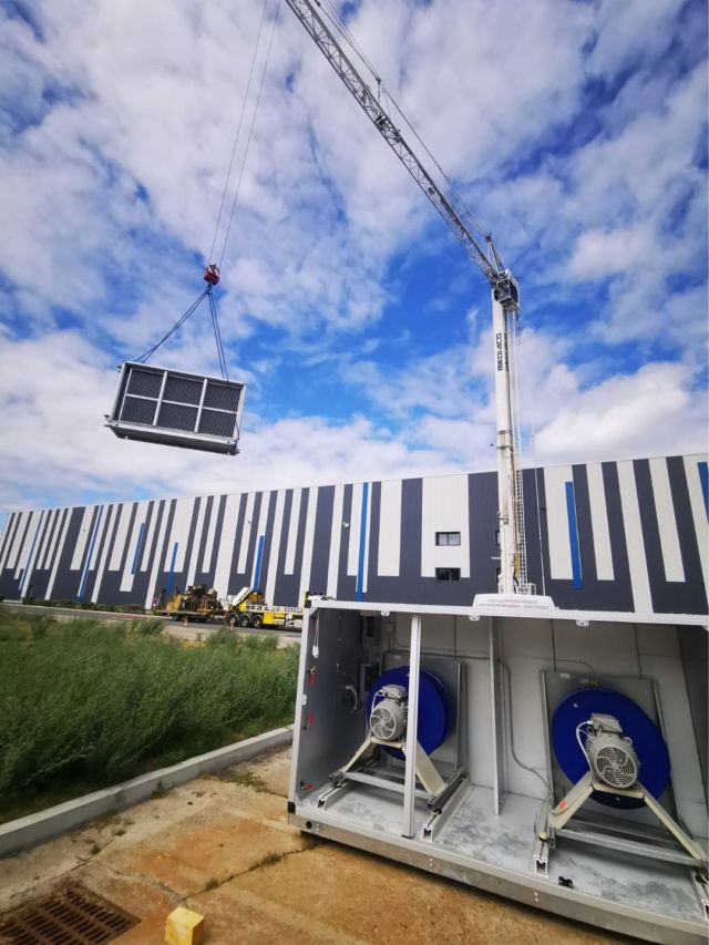 🔧 SAV XXL chez ROXPET, leader du recyclage plastique en Europe ♻️

Quand la maîtrise thermique devient cruciale pour la performance industrielle, nos équipes répondent présentes. Sur le site de Vichy Sainte-Yorre, au sein du premier centre européen intégré du recyclage à l’embouteillage, nous avons mené une opération de maintenance exceptionnelle.

🎯 Objectif : remplacer l’ensemble des échangeurs de 3 centrales de traitement d’air 50 000 m³/h.
⏱️ 2 mois de préparation.
👷‍♂️ 2 techniciens + 2 manutentionnaires.
🚧 2 semaines de chantier.
🏗️ 2 levages spectaculaires avec grues de 100 tonnes.

Un défi technique, logistique et humain. Chaque étape a été pensée pour optimiser sécurité, efficacité et continuité de service sur un site stratégique.

🧠 En amont, notre responsable SAV a tout anticipé. Sur le terrain, nos thermo-maîtres ont exécuté avec précision.

#ThermoMaîtres #MaintenanceIndustrielle #TraitementDair #picquette